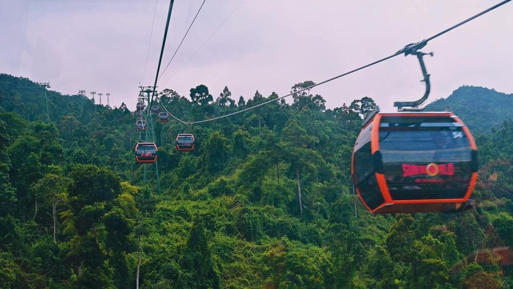 Du khách có thể đi cáp treo vào sáng sớm để ngắm nhìn toàn cảnh Bà Nà Hills thanh bình (Nguồn: Internet)